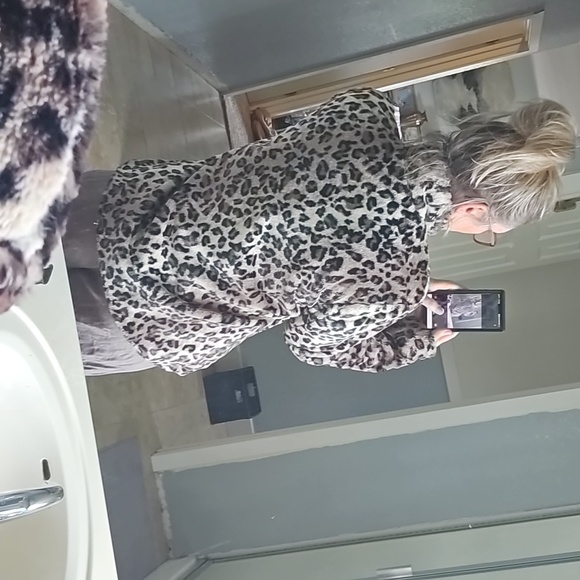 STUNNING JM COLLECTION FAKE LEOPARD PRINT FUR COAT - Picture 4 of 14